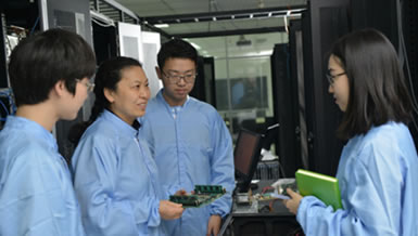 冯丹代表：瞄准科技前沿做“顶天立地”的科学研究